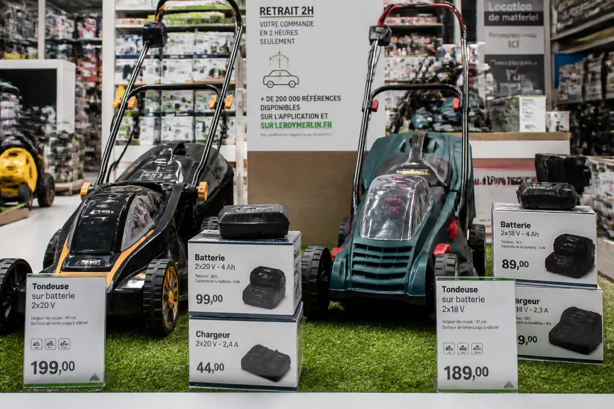 Deux tondeuses sans fil comparables dans un rayon jardin de magasin de bricolage