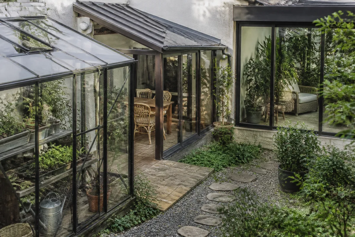 Différence entre serre, véranda et jardin d’hiver dans un jardin domestique